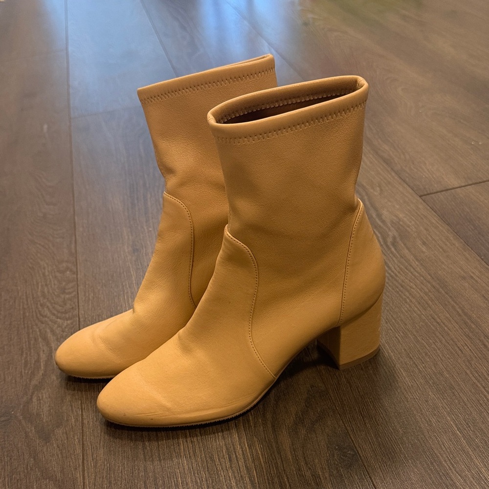Stuart Weitzmen The YULIANA 60
Adobe Beige Stretch Nappa Leather
6 MEDIUM